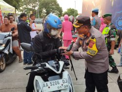 Polres Indramayu Bagikan Obat Herbal Dan Permen Untuk Pemudik