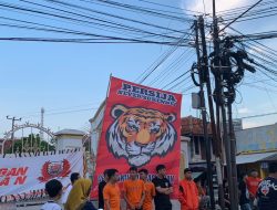 Tebar Keberkahan Ramadhan, Oren Kuningan Pasundan Turun Ke Jalan Bagikan Takjil