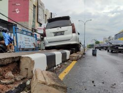 Diduga Hilang Kendali, Mini Bus Alami Kecelakaan
