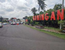Atasi Kemacetan, Polisi Lakukan One Way Di Bunderan Tugu Ikan Kuningan