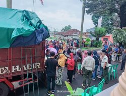 Antusias Warga Timbang Serbu Sembako Murah