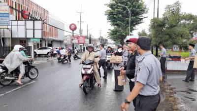 Semarak Ramadhan 1445 H Dan Peringatan Hari Bakti Pemasyarakatan Ke-60, Lapas Kuningan Bagikan Takjil Gratis Kepada Masyarakat Pengguna Jalan