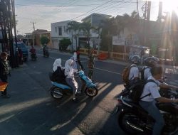 Berikan Rasa Aman, Babinsa Bantu Anak Sekolah Menyebrang Jalan