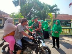 Peduli Sesama, Koramil Garawangi Bagikan Ratusan Snack Kepada Warga Sekitar