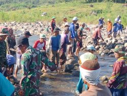 Babinsa Bantu Warga Pasang Bronjong, Danramil : Utamakan Faktor Keamanan