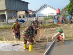 Bersama Warga, Babinsa Bantu Pembuatan Lapangan Serba Guna