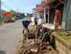 Peduli Wilayah Binaan, Babinsa Cilowa Bantu Warga Membuat Drainase