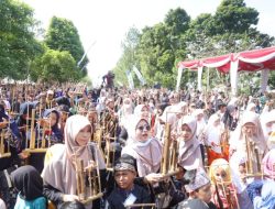 Lestarikan Warisan Budaya Asal Kuningan, Ribuan Pelajar Mainkan Angklung di Puncak Hardiknas