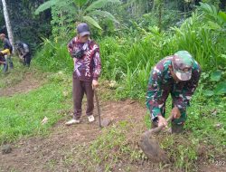 Kompak ! TNI dan Masyarakat Gotong Royong Bersihkan Jalan di Lokasi TMMD Imbangan