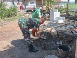 Wujudkan Kemanunggalan TNI dengan Rakyat, Babinsa Desa Sukamaju Bantu Warga Rehab Mushola