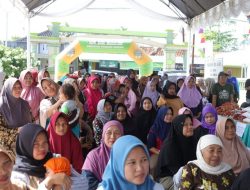 Warga Desa Japara Serbu Bazar Murah