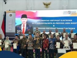Menteri AHY Serahkan 136 Sertipikat Tanah Elektronik Bagi Masyarakat dan Pemda se-Jawa Barat