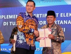 Masyarakat Adat di Jambi Menerima Sertipikat Tanah Elektronik dari Menteri AHY