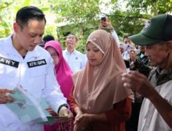Door To Door, AHY Serahkan 9 Sertipikat kepada Masyarakat Jambi