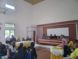 Ratusan Masyarakat “Ontrog” Kepala Desa Lebakwangi