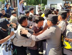 Ricuh! Aksi Unjuk Rasa PPDB Di Kota Cirebon Diwarnai Saling Dorong dan Bakar Ban