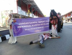 Polisi Hadirkan Hantu Pocong dan Korban Kecelakaan Lalu Lintas Dioperasi Patuh Lodaya 2024