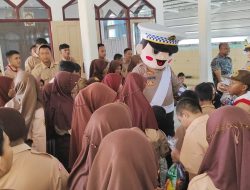 Siswa SLB Luragung Berebut Berpoto dengan Boneka Polisi