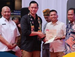 Menteri AHY Serahkan 12 Sertipikat Tanah Elektronik di Kota Bekasi