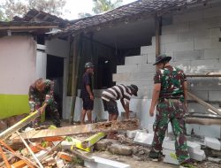 Prajurit TNI Bersama Warga Bantu Rehab Rumah Tidak Layak Huni