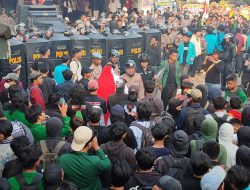 Demo Kawal Putusan MK Di Cirebon Ricuh