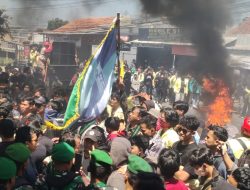 Aksi Demonstrasi Mahasiswa di Kuningan Memanas dan Ricuh