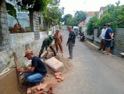 Bantu Cor Jalan, Babinsa Berikan Tenaga dan Semangat kepada Warga Desa Cilowa