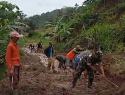Pasca Pergerakan Tanah, Babinsa Subang Bantu Warga Tangani Tanah Longsor