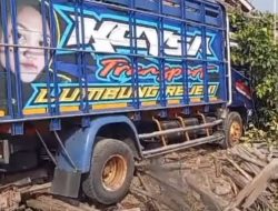 Mobil Truk Seruduk Tiang Listrik Dan Rumah