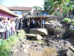 Lestarikan Peninggalan Karuhun, Paguron Pencak Silat Cimande Awirarangan Bersihkan Situs Batu Karut