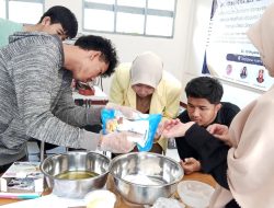 Tim PKM Uniku dan Unisa Bandung Gelar Pelatihan Produksi Roti dan Kue Kering Bagi Komunitas Difabel Rungu Wicara di Desa Singaparna