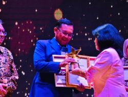 Herman Khaeron Terima Penghargaan Dari Perpusnas