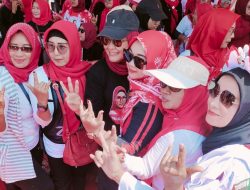 Ratusan Ibu Berkerudung Merah Dukung Nina Jadi Bupati Indramayu