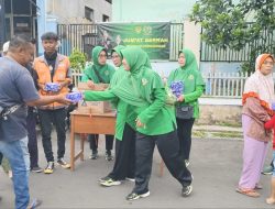 Pererat Hubungan Antara TNI dan Masyarakat, Persit Koramil Luragung Bagikan Ratusan Snack