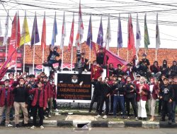 IMM Unjuk Aksi Bungkam Mulut ke Kantor KPU Kuningan, Renis : Prihatin! Banyak Pihak Intervensi ke Kami