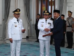 Agus Toyib Resmi Dilantik Sebagai Pj Bupati Kuningan, Bey Machmudin Apresiasi Kinerja Iip Hidajat