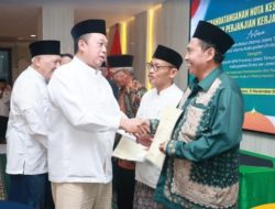 Menteri Nusron Serahkan 12 Sertifikat Tanah Wakaf untuk Pesantren di Jawa Timur