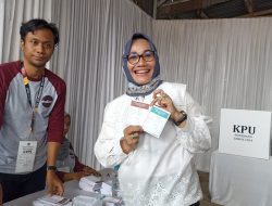 Kenakan Kemeja Putih, Eti Herawati Gunakan Hak Pilih di TPS 25 Penggung Selatan