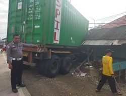 Diduga Mengantuk, Truk Trailer Seruduk Warung Di Jalur Pantura Indramayu