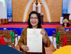 Kado Natal, Ketua Umum Majelis Sinode GKP Menerima Sertipikat Hak Milik untuk Gereja Kristen Pasundan