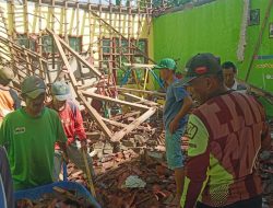 Atap Sekolah TK di Desa Tinggar Ambruk