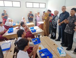 Pj Wali Kota Cirebon Tinjau Hari Pertama Pelaksanaan Program Makan Bergizi Gratis