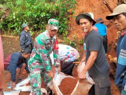 Buka Akses Jalan, Babinsa Bantu Warga Bersihkan Matrial Longsor di Desa Kertayuga