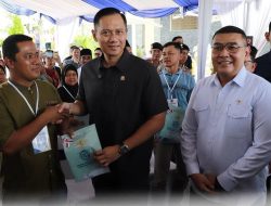 Menko AHY dan Wamen Ossy Serahkan Sertipikat Tanah untuk Warga Lebak