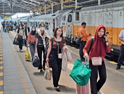 Masa Angkutan Nataru 2025 PT KAI Daop 3 Cirebon Berangkatkan 120.294 Penumpang