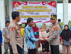 Gandeng Elemen Mahasiswa, Polres Kuningan Salurkan Bantuan Sembako untuk Korban Bencana Alam di Desa Cimara