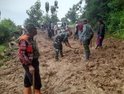 Akses Jalan Tertutup Tanah, Babinsa Cipedes Bantu Warga Bersihkan Material Longsor