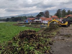 30 Hektar Waduk Darma Dipenuhi Eceng Gondok, Pemda dan Warga Kerja Bakti