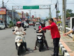 TMP Kuningan Bagikan Ratusan Makanan Gratis