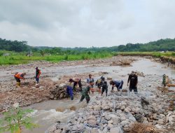 Berikan Rasa Aman, Babinsa dan Bhabinkamtibmas Bantu Warga Pasang Bronjong